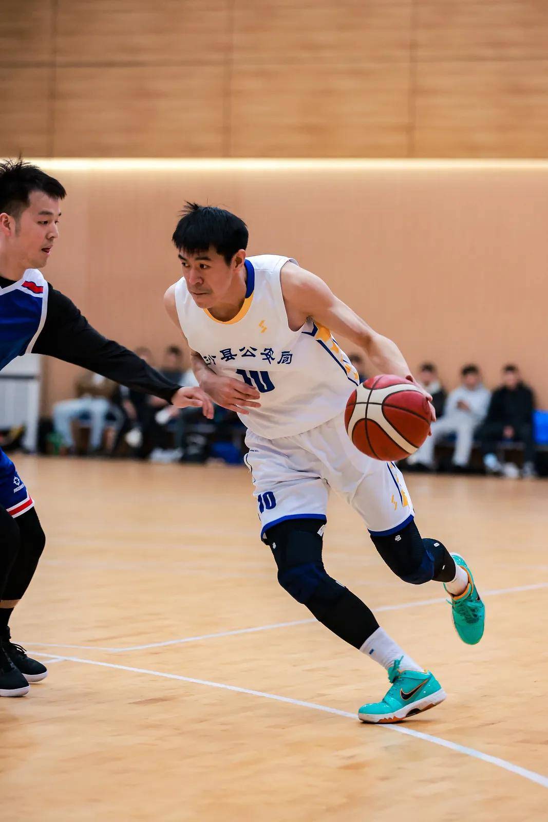 顶尖篮球俱乐部为争夺冠军展开激烈对抗